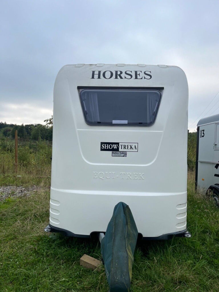 Horse trailer with living- Show-Treka L carries two horses - ( up to 18hh) 