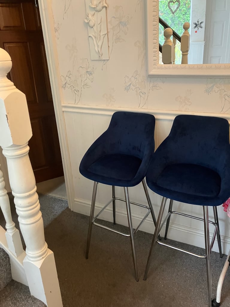 image for 2 lovely kitchen stools 