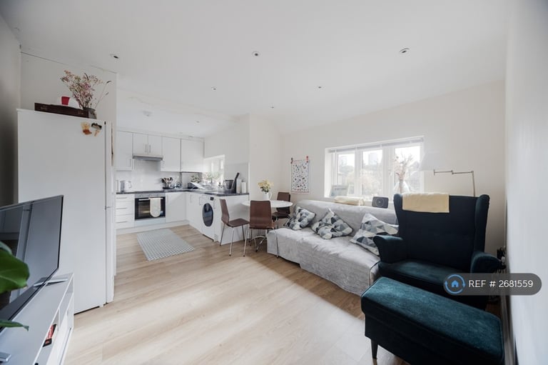 3 bedroom flat in Crowther Avenue, Brentford, TW8 (3 bed) (#2681559)