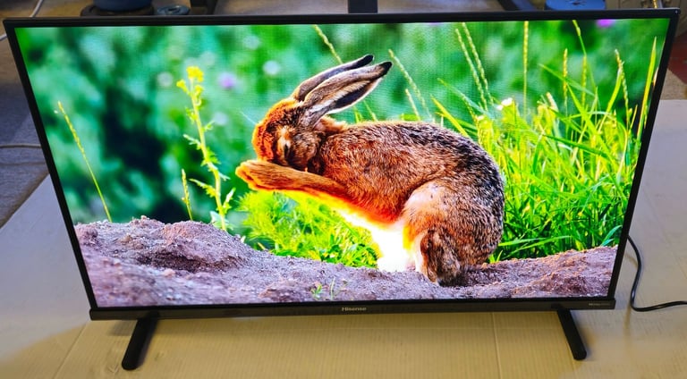 Hisense 32 inch smart full HD Qled TV with remote 