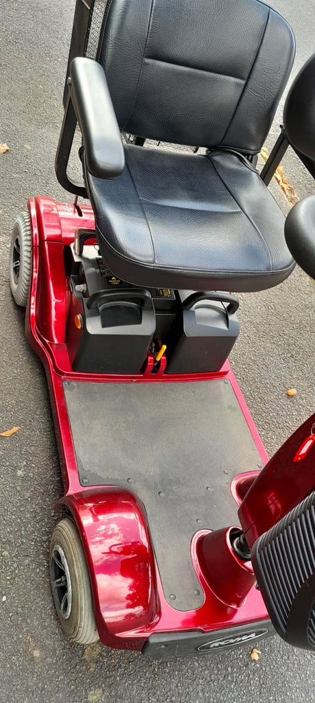 ROMA SORRENTO MOBILITY SCOOTER, WITH 2 BRAND NEW BATTERIES
