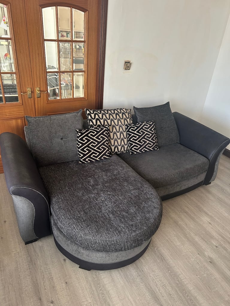 3 and 2 sofa free to uplift 