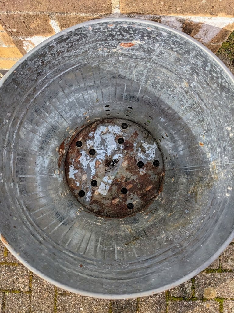Galvanised Incinerator Bin 80L.