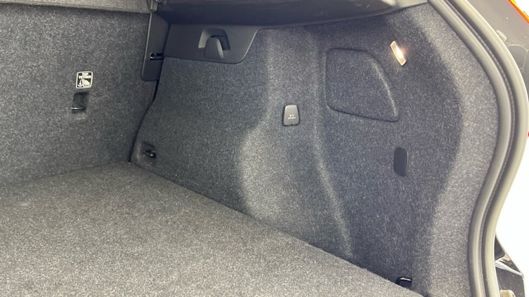 2022 Volvo XC40 Core, B3 mild hybrid, Petrol (Apple CarPlay, Power Tailgate, Google Nav) Estate P...