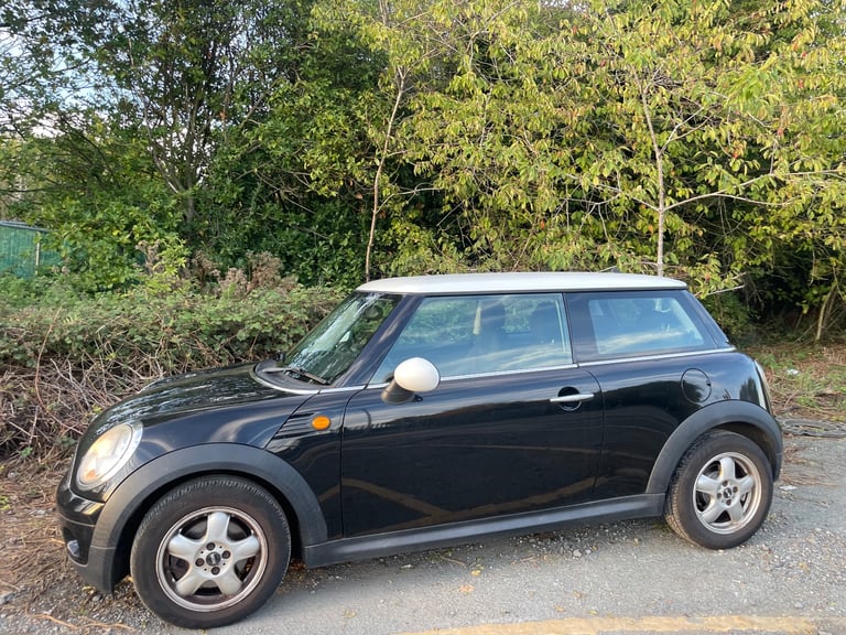 MINI COOPER 1.6 PETROL 10 REG BLACK 3 DOOR MOT FEBRUARY 25TH 2026 TAX £165 LOW INSURANCE 50+MPG