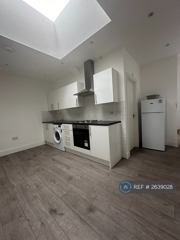 image for Studio flat in High Street, Edgware, HA8 (#2639028)