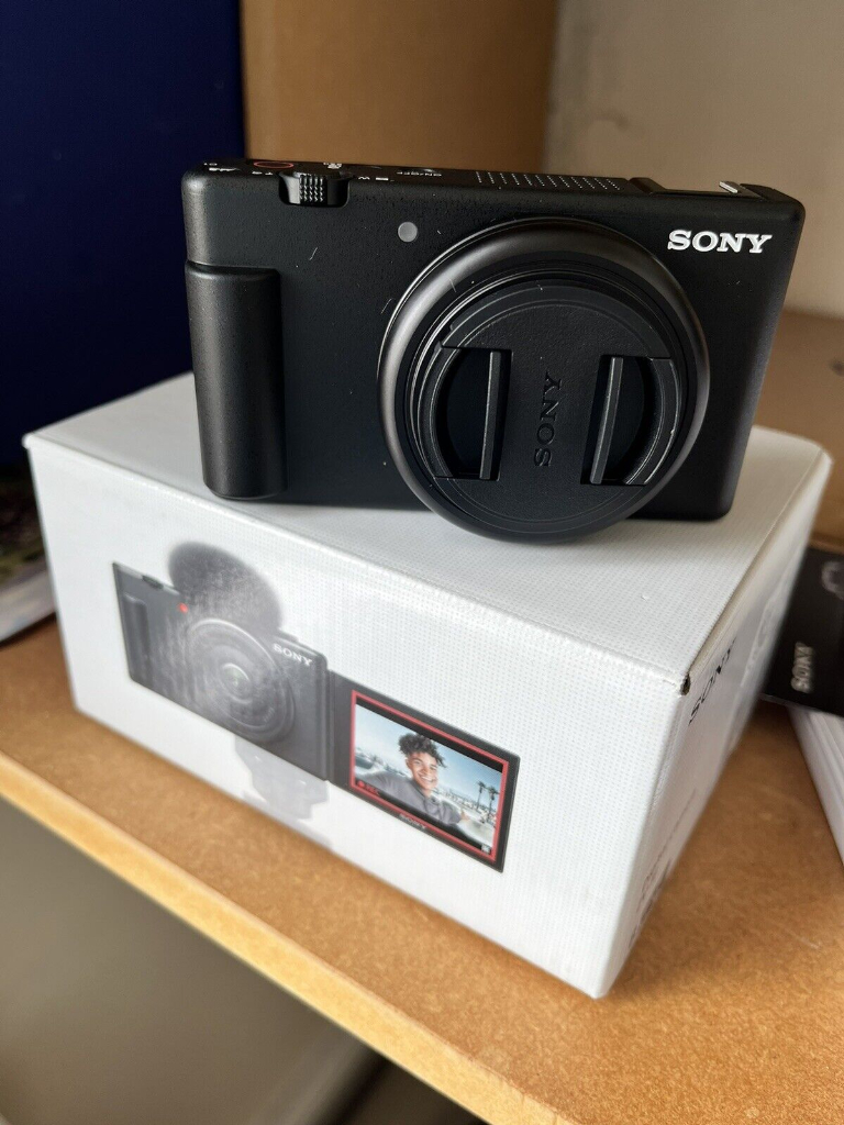Like new Sony ZV-1F vlogging camera with case and stand / Opened but unused.