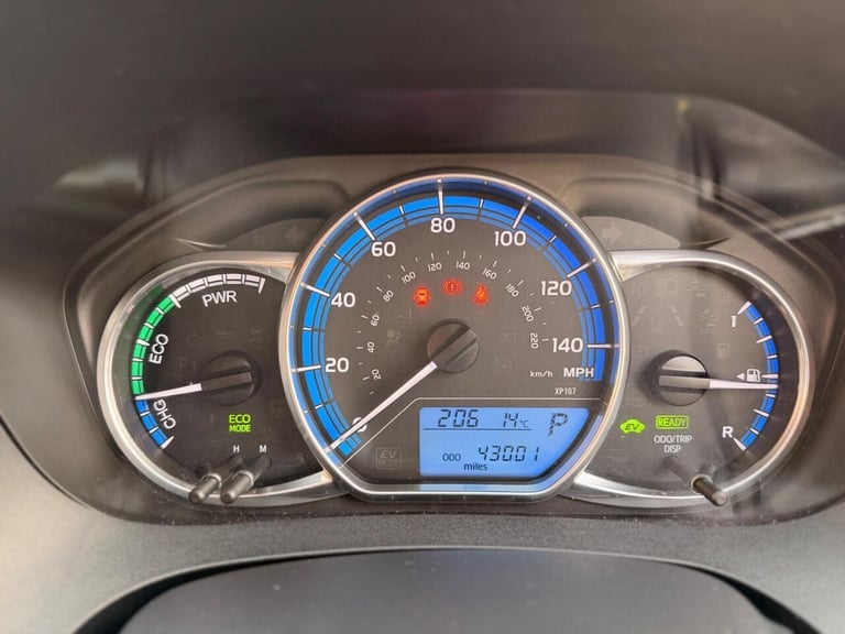 2016 Toyota Yaris 1.5 VVT-h Design E-CVT Euro 6 5dr Hatchback Automatic