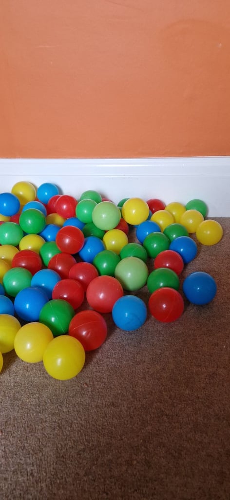BALL POOL PLASTIC BALLS. EXCELLENT CONDITION.