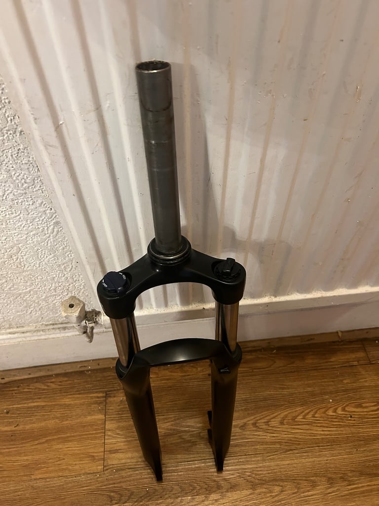 SR Suntour front lockout suspension size: 27.5” in excellent condition.