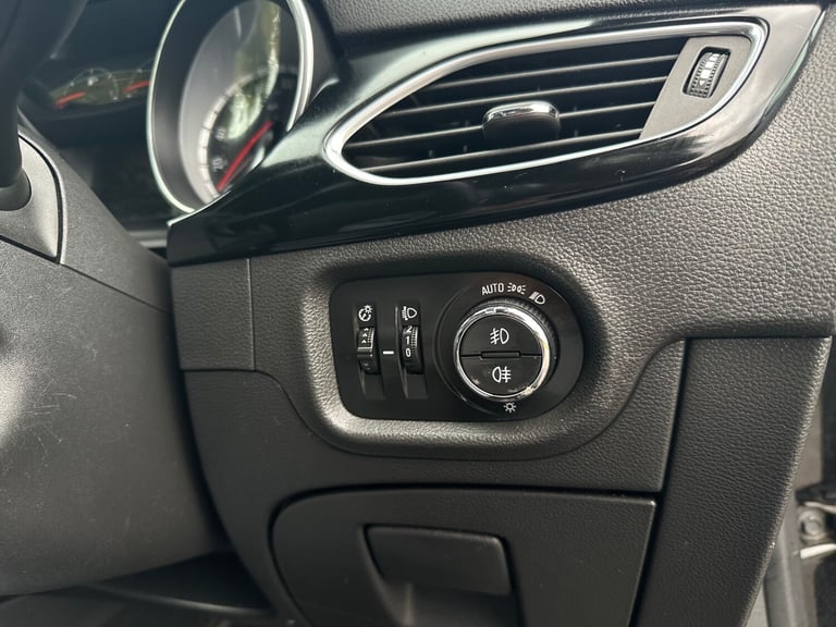 2017 Vauxhall Astra 1.4T 16V 150 SRi Nav 5dr Auto HATCHBACK Petrol Automatic