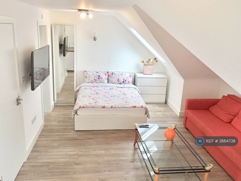 Studio flat in Claremont Road, London, NW2 (#2664738)