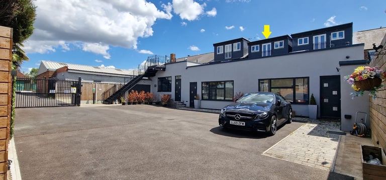 Amazing 2 Bed Flat + Open Plan Living Rm - Collier Row, Romford (RM5)