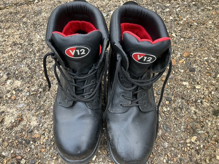 Immaculate V12 Safety Boot size 9