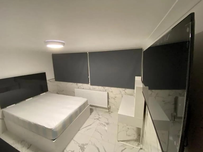 R2HMO/SL Modern 6 Bed House in Uxbridge UB8