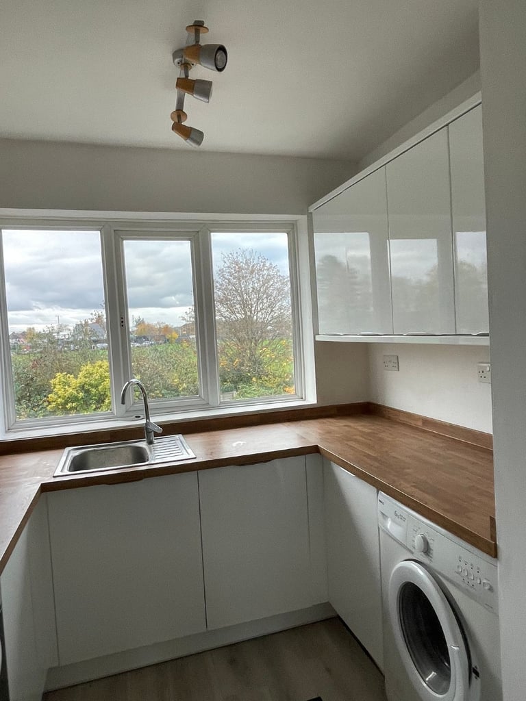  Spacious one bedroom flat with parking £820pm - available from Dec 2025