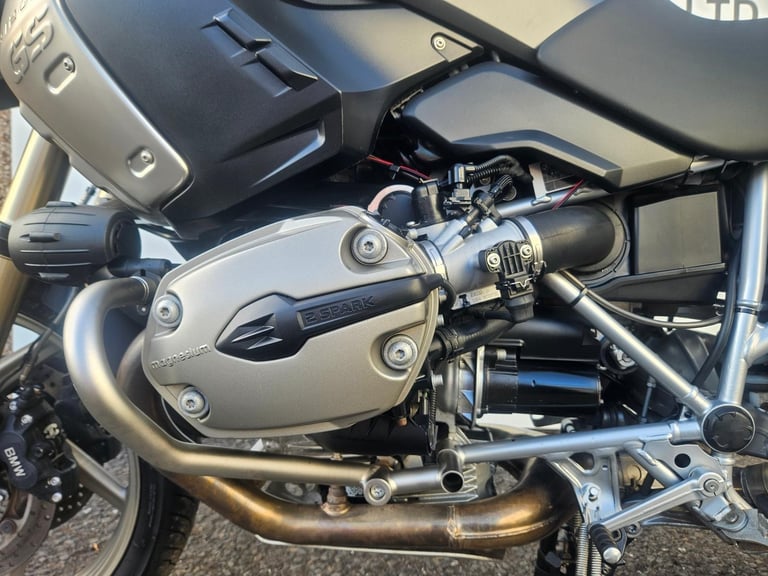 BMW R1200gs with full bmw vario luggage 
