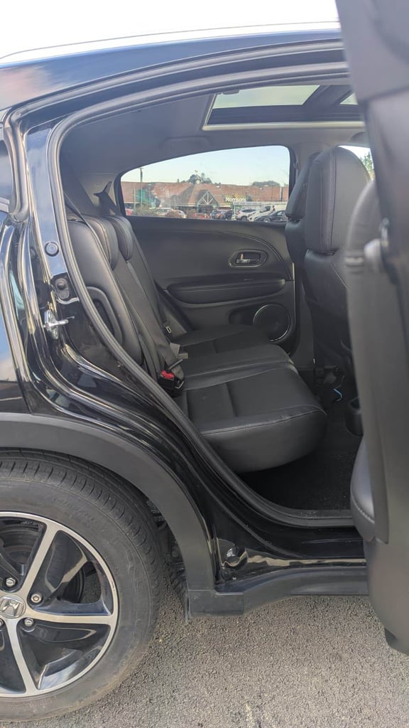 2019 Honda HR-V 1.5 i-VTEC Automatic – Panoramic Roof, MOT till March 2026, leather seats