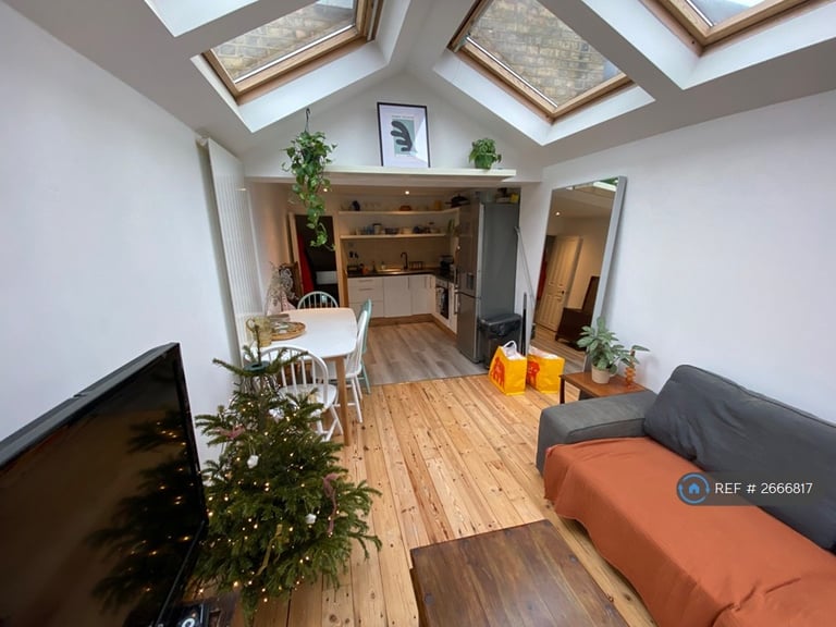 3 bedroom flat in Haringey, London, N4 (3 bed) (#2666817)