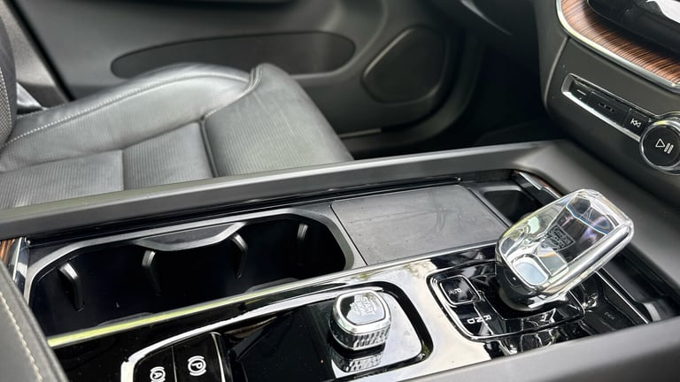 2022 Volvo XC60 2.0 B5P Ultimate Dark 5dr AWD Geartronic Petrol Estate Estate Petrol Automatic