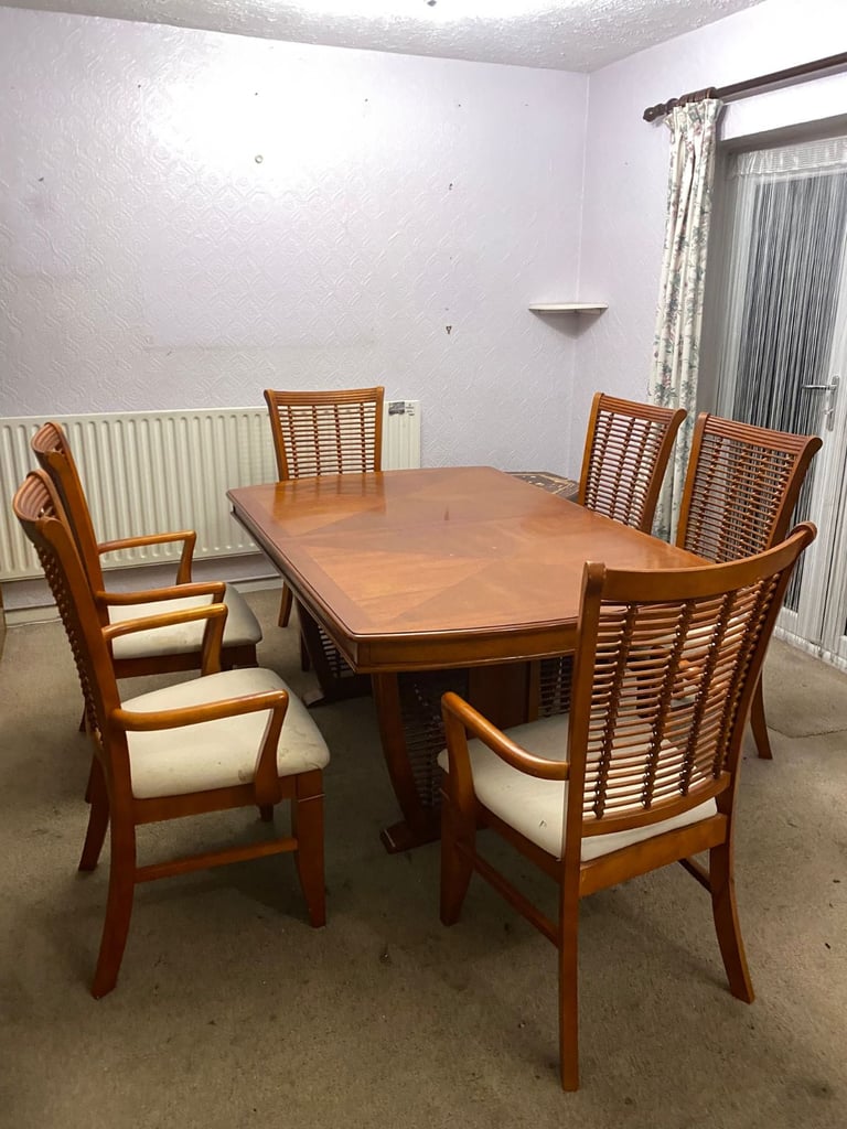 Dining Table With 6x Chairs 
