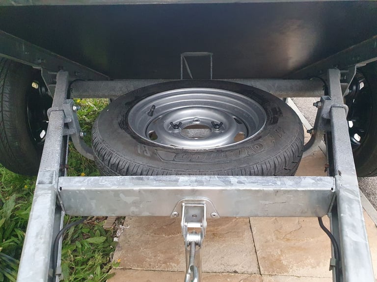Lider Seville trailer with lockable hard top and load bars 