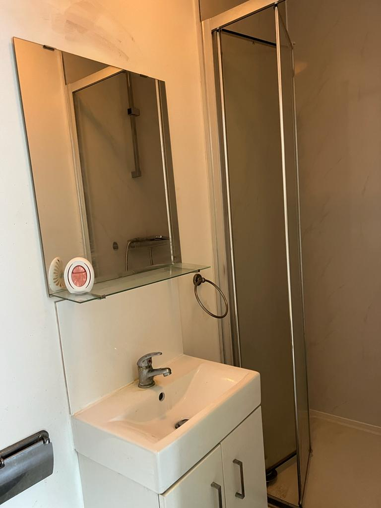 Studio room in Feltham TW13 7BU 