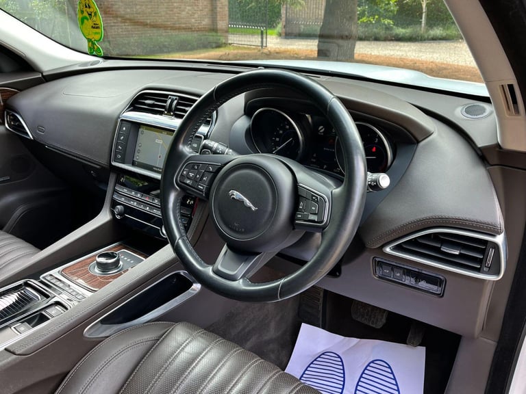 JAGUAR F-PACE 2.0 D180 Portfolio 2016