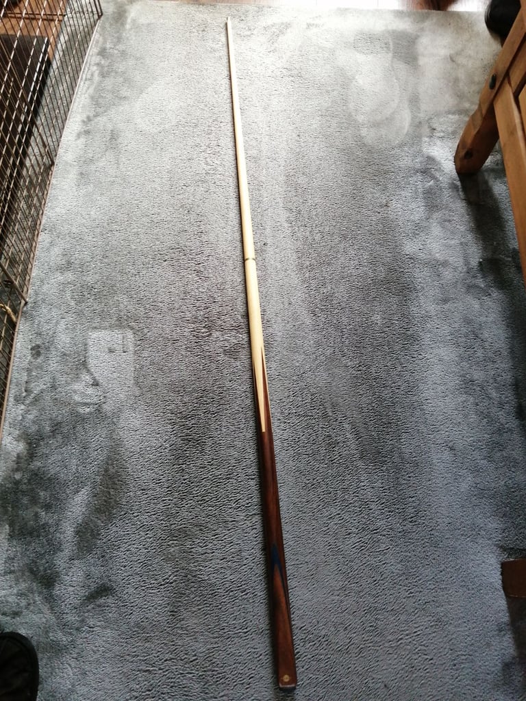 Pot black snooker cue £15