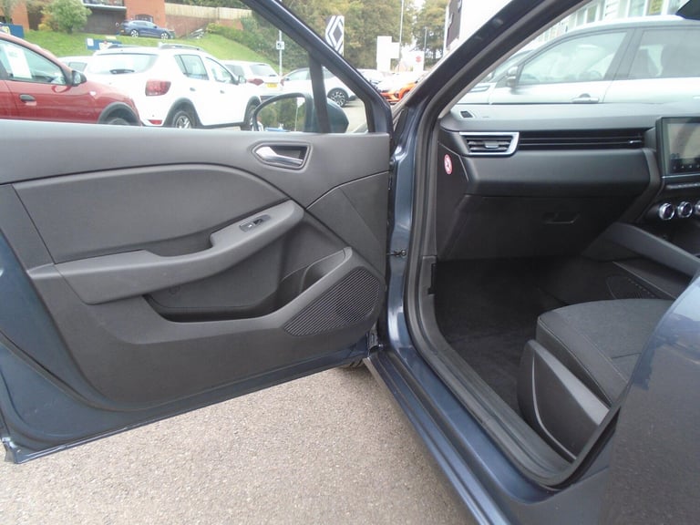 2022 Renault Clio 1.0 TCe Iconic Euro 6 (s/s) 5dr HATCHBACK Petrol Manual