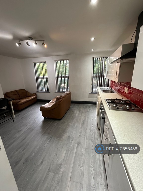 3 bedroom flat in Woodsley Road, Leeds, LS3 (3 bed) (#2656488)