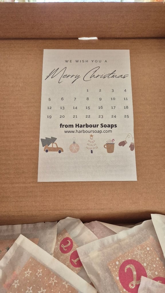 New wax melts advent calendar, 25 pouches. Includes ceramic wax melt burner.
