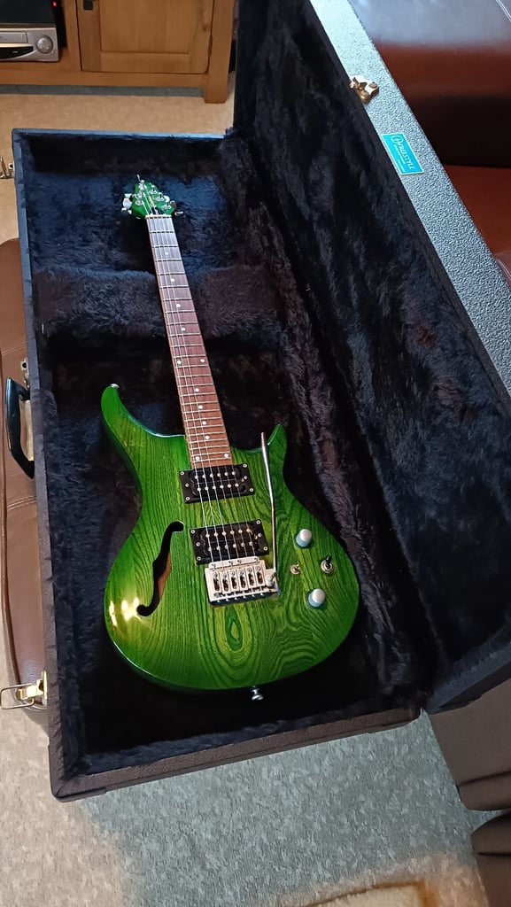 Tanglewood Tomkat electric guitar in hardcase & Marshall MG10cd amplifier