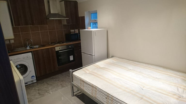 BEAUTIFUL GARDEN STUDIO  FLAT FOR SINGLE PROFESSIONAL IN HOUNSLOW CENTRAL