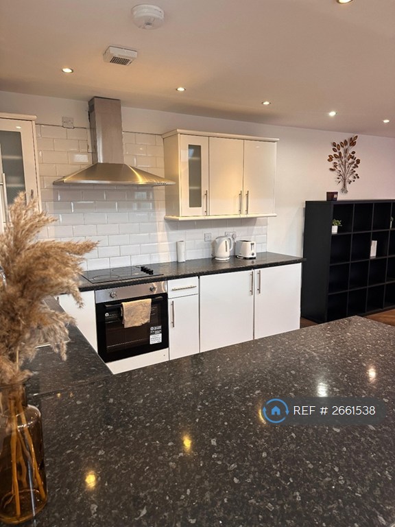 3 bedroom flat in Oak Terrace, Liverpool, L7 (3 bed) (#2661538)