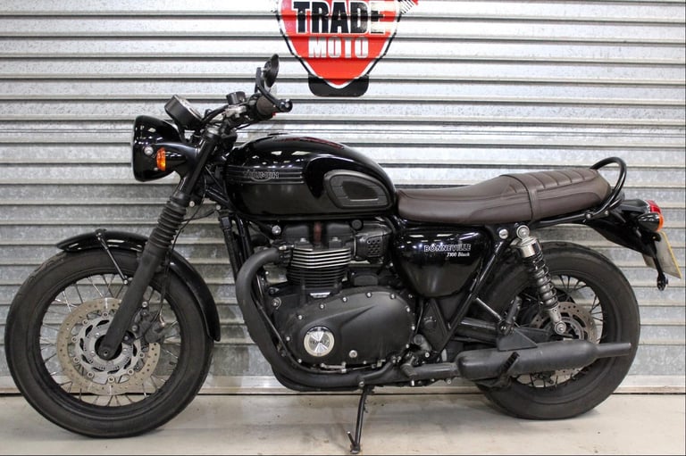 2018 18 TRIUMPH BONNEVILLE 900 T100 BLACK EDITION 9000 MILES TRADE SALE NEW MOT
