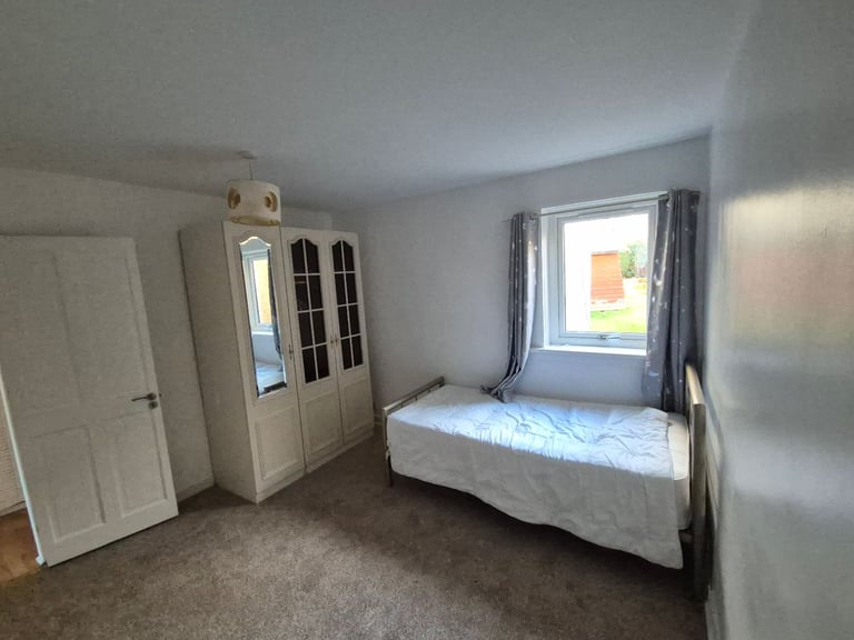 A lovely spacious three bedroom lower villa in Carrick Knowe, Corstorphine