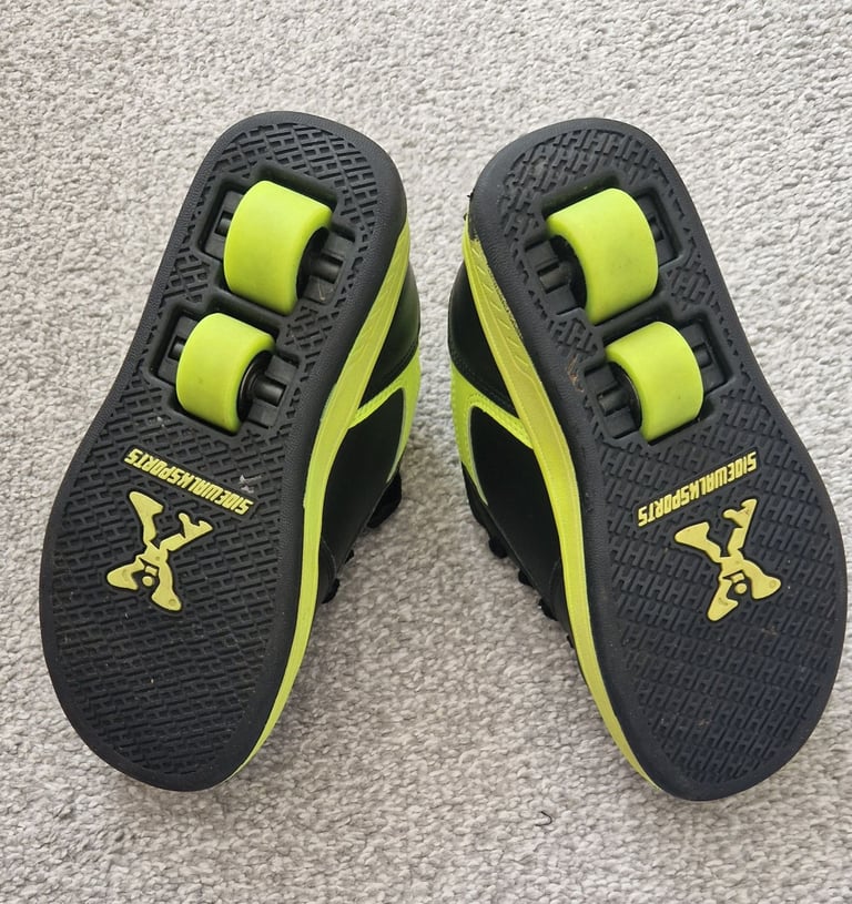 Kids sidewalk skate shoes heelys