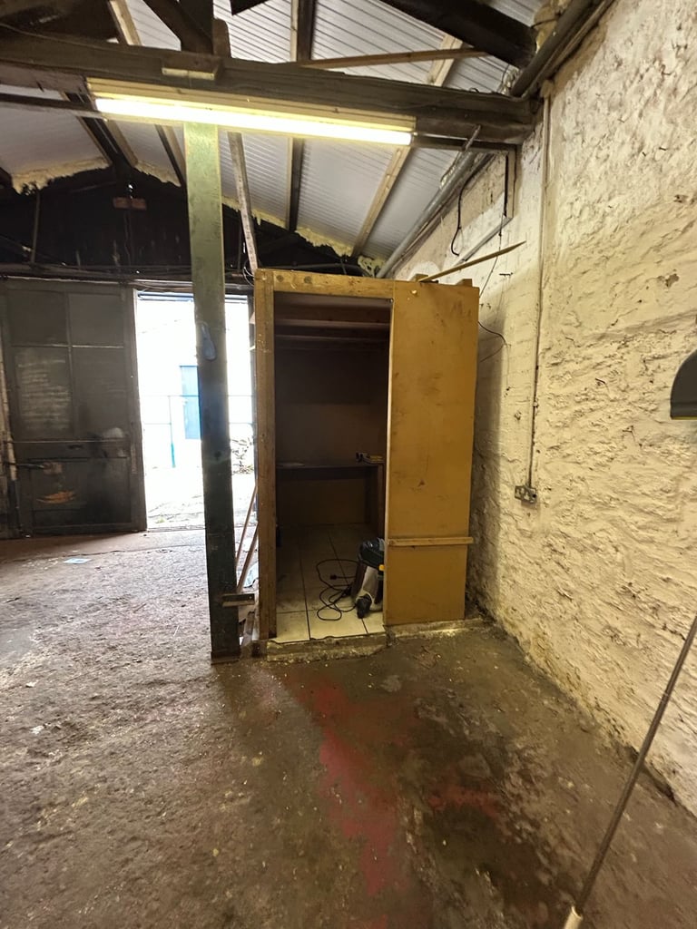 Commercial Garage/workshop/storage Unit 725 sq. ft.