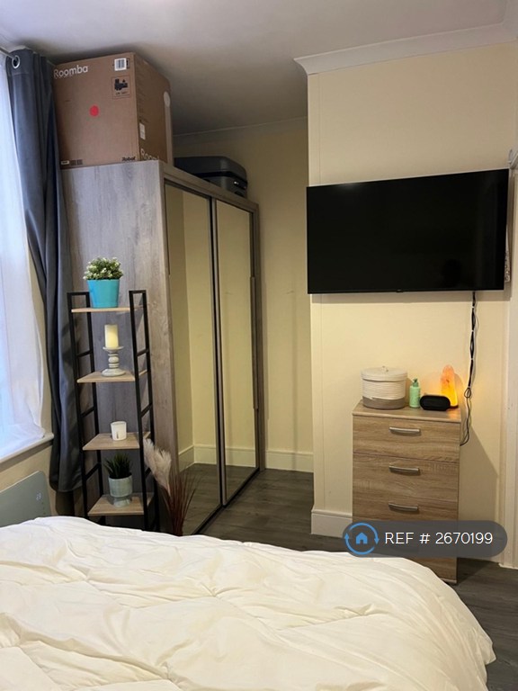 1 bedroom flat in Winchcombe Street, Cheltenham, GL52 (1 bed) (#2670199)