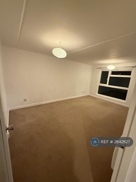 1 bedroom flat in Hornbeam Road, Buckhurst Hill, IG9 (1 bed) (#2642627)