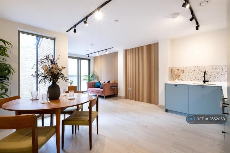 2 bedroom flat in Balham High Road, London, SW12 (2 bed) (#2652053)