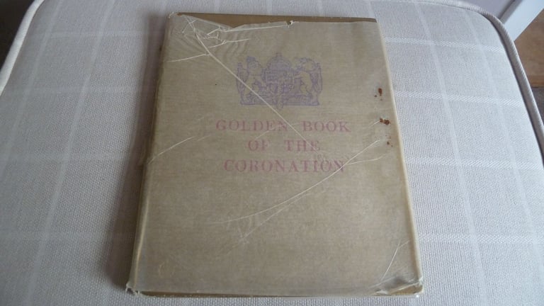 Selection of vintage and modern Royal Family memorabilia books and brochures