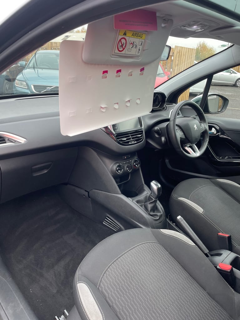 2015 Peugeot 208 1.2 VTi Style 3dr HATCHBACK Petrol Manual