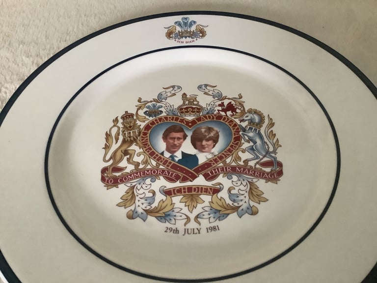 VINTAGE CHARLES AND DIANA COMMEMORATIVE PLATE 1981