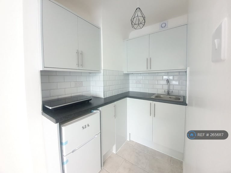 Studio flat in The Fairway, Northolt, UB5 (#2656117)