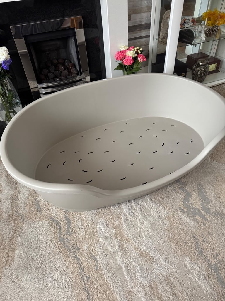 NEW EXTRA LARGE GREY PLASTIC DOG BED
