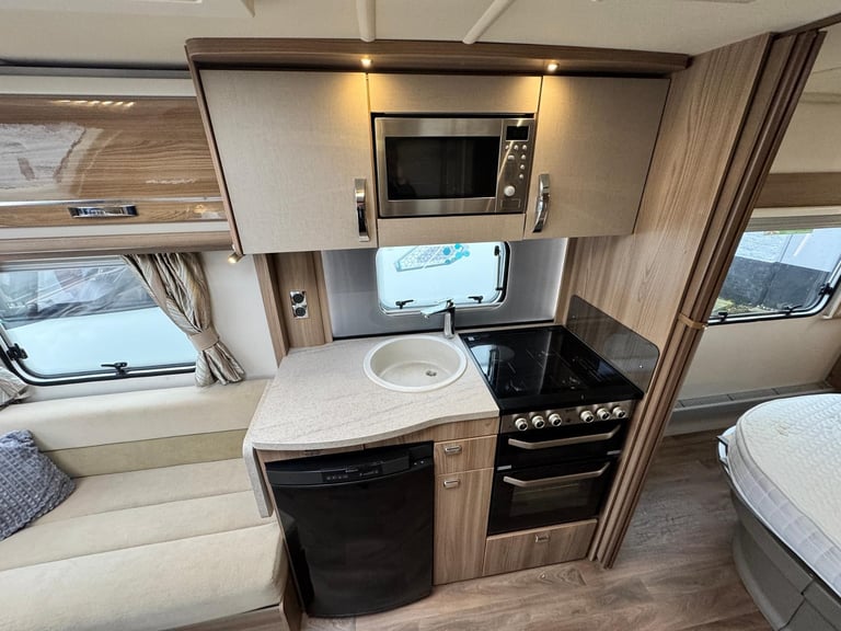 SWIFT CHALLENGER EVOLUTION 580 2016 MODEL 4 BERTH ISLAND BED TOURING CARAVAN