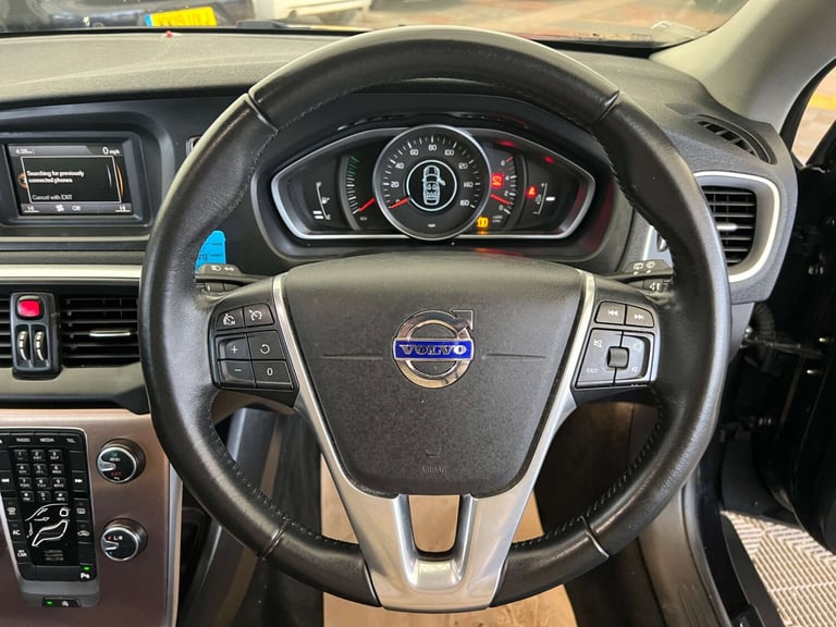 2015 Volvo V40 D2 [120] Cross Country Lux 5dr HATCHBACK DIESEL Manual