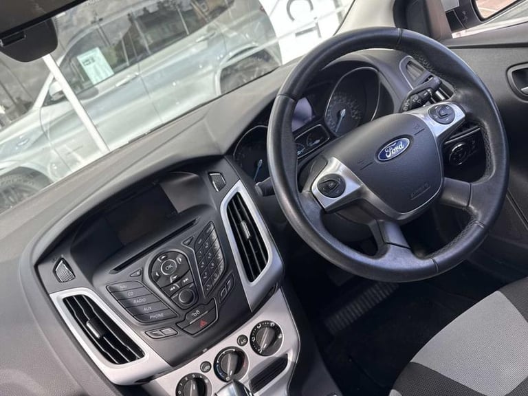 2014 Ford Focus 1.6 125 Zetec Navigator 5dr Powershift HATCHBACK PETROL Automatic
